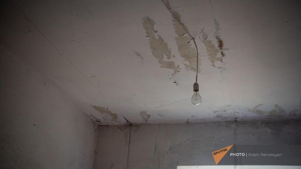 Временное жилье вынужденных переселенцев из Нагорного Карабаха в старом здании школы села Хнаберд Араратской области - Sputnik Արմենիա