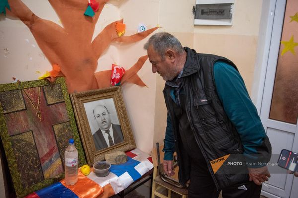 Արցախի դրոշը, Արցախից բերած մի բուռ հողը, մի շիշ ջուր,ը մի քարն ու արցախյան շարժման մասնակից Յուրի Ջհանգիրյանի նկարը - Sputnik Արմենիա
