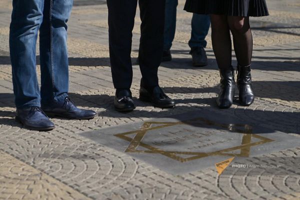 Церемония открытия звезд Валентина Подпомогова и Льва Араманова у кинотеатра Москва (25 октября 2023). Еревaн - Sputnik Армения