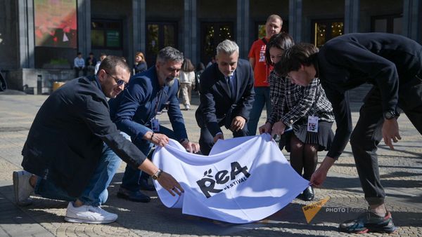 Церемония открытия звезд Валентина Подпомогова и Льва Араманова у кинотеатра Москва (25 октября 2023). Еревaн - Sputnik Армения