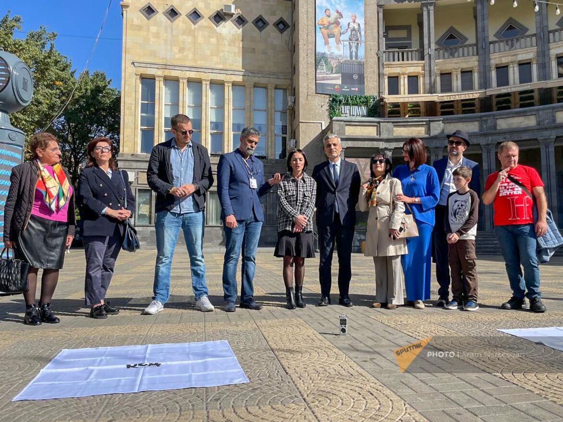 Церемония открытия звезд Валентина Подпомогова и Льва Араманова у кинотеатра Москва (25 октября 2023). Еревaн - Sputnik Արմենիա, 1920, 25.10.2023