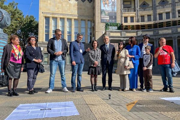 Церемония открытия звезд Валентина Подпомогова и Льва Араманова у кинотеатра Москва (25 октября 2023). Еревaн - Sputnik Армения