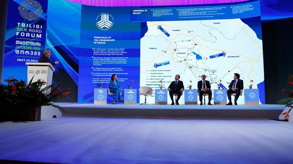 Премьер-министр Никол Пашинян во время выступления на Тбилисском форуме Шелкового пути (26 октября 2023). Тбилиси - Sputnik Армения