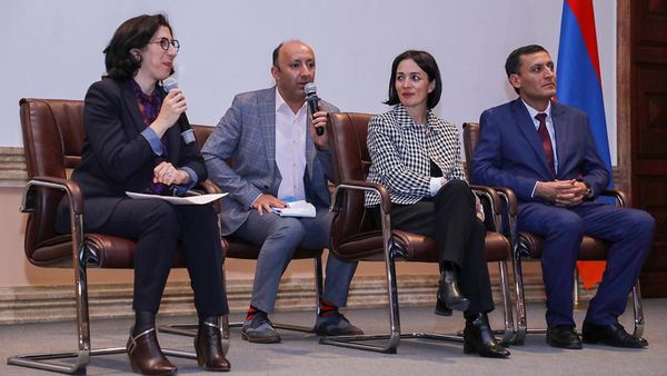 Официальная встреча министра образования, науки, культуры и спорта РА Жанны Андреасян и министра культуры Франции Риммы Абдул Малак в Матенадаране (26 октября 2023). Еревaн - Sputnik Армения