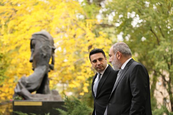ՀՀ վարչապետ Նիկոլ Փաշինյանը և ՀՀ Ազգային ժողովի նախագահ Ալեն Սիմոնյանը Հոկտեմբերի 27–ի զոհերի հիշատակին նվիրված հուշակոթողի մոտ - Sputnik Արմենիա
