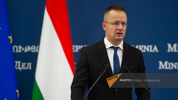 Совместная пресс-конференция министров иностранных дел Армении и Венгрии Арарата Мирзояна и Петера Сийярто по окончанию встречи (27 октября 2023). Еревaн - Sputnik Армения