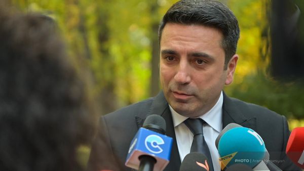 Поминальная церемония у мемориала жертв преступления 27 октября 1999 года  в парке НС Армении (27 октября 2023). Еревaн - Sputnik Армения