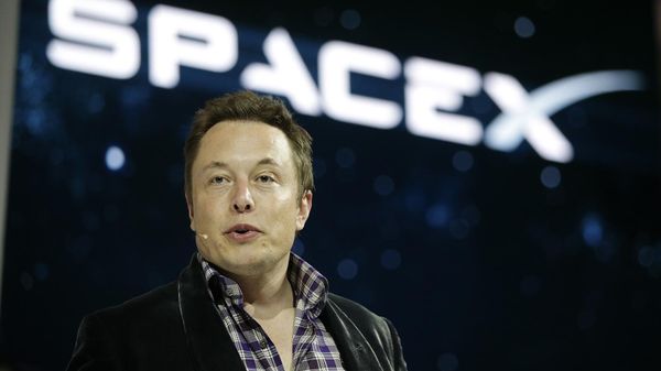 Илон Маск на фоне надписи SpaceX - Sputnik Армения