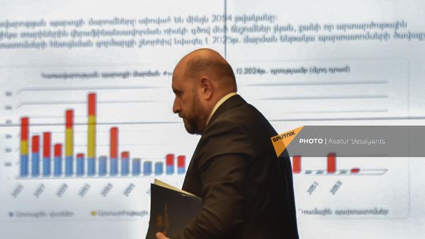 Председатель ЦБ Мартин Галстян на обсуждении бюджета 2024 г. в НС (30 октября 2023). Еревaн - Sputnik Армения