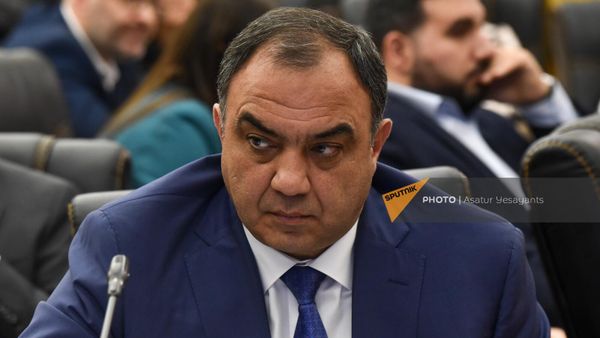 Министр внутренних дел Ваге Казарян на обсуждении бюджета 2024 г. в НС (30 октября 2023). Еревaн - Sputnik Армения