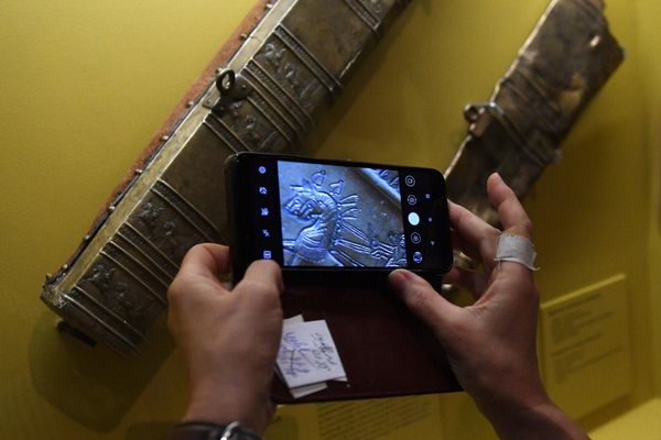 Посетитель фотографирует экспонат выставки Царство Урарту. Наследие древней Армении. Урашту - Харминуя - Армина (30 октября 2023). Москвa Посетитель фотографирует экспонат выставки Царство Урарту. Наследие древней Армении. Урашту - Харминуя - Армина (30 октября 2023). Москвa - Sputnik Армения