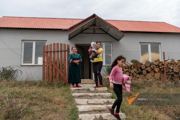 Բերքաբերի նախկին սրճարանը, որտեղ ժամանակավոր բնակություն են հաստատել Հովսեփյանները - Sputnik Արմենիա