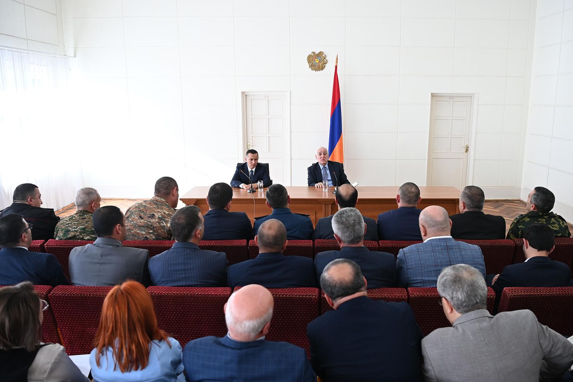 Президент Ваагн Хачатурян на встрече с губернатором Сюника  Робертом Гукасяном, представителями правительства области и руководителями силовых структур области (1 ноября 2023). Сюник - Sputnik Армения, 1920, 01.11.2023