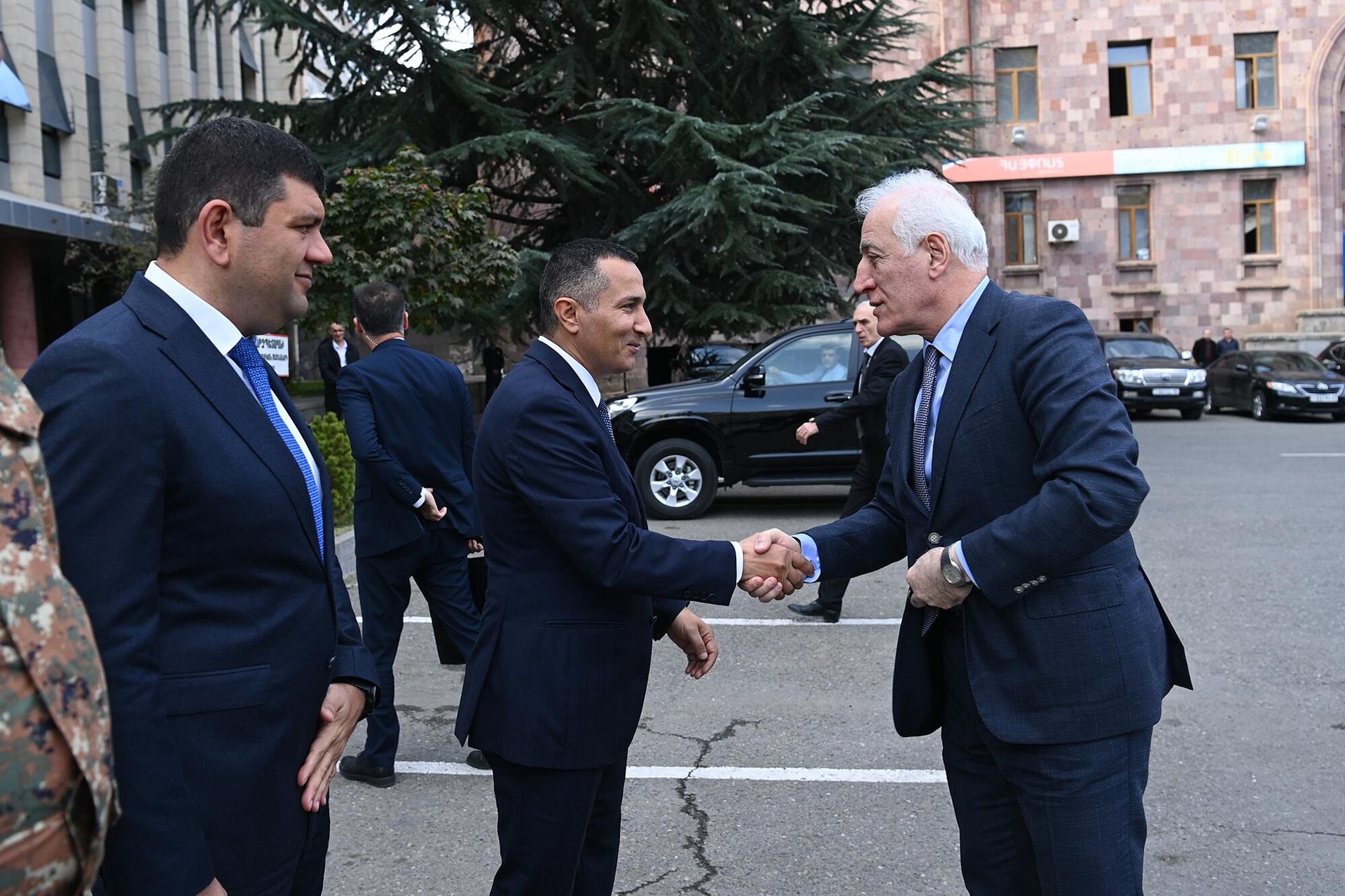 Президент Ваагн Хачатурян на встрече с губернатором Сюника  Робертом Гукасяном, представителями правительства области и руководителями силовых структур области (1 ноября 2023). Сюник - Sputnik Армения, 1920, 01.11.2023