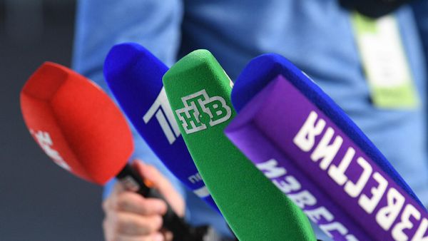Микрофоны российских телеканалов на II просветительском марафоне Новое Знание (3 сентября 2021). Москвa - Sputnik Армения