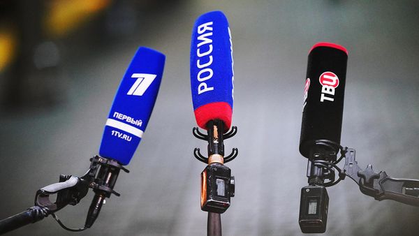 Микрофоны российских телекомпаний во время пресс-подхода на перроне Белорусского вокзала (22 октября 2020). Москвa - Sputnik Армения