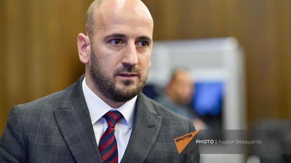 Депутат правящей фракции Гражданский договор Сисак Габриелян на обсуждении бюджета 2024 года в парламенте (2 ноября 2023). Еревaн - Sputnik Армения