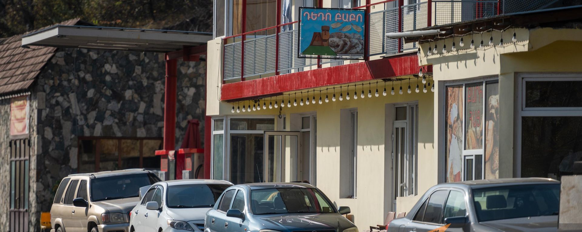 Вынужденно перемещенный из Степанакерта Виген Бабаян открыл пекарню Дедо Бабо в Дилижане - Sputnik Армения, 1920, 19.11.2023