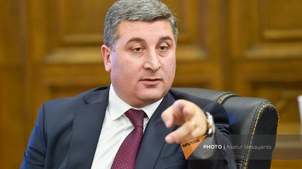 Министр территориального управления и инфраструктур Гнел Саносян на обсуждении бюджета 2024 года в парламенте (2 ноября 2023). Еревaн - Sputnik Армения
