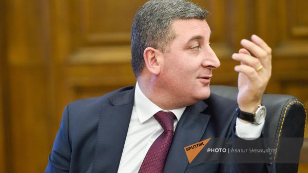 Министр территориального управления и инфраструктур Гнел Саносян на обсуждении бюджета 2024 года в парламенте (2 ноября 2023). Еревaн - Sputnik Армения