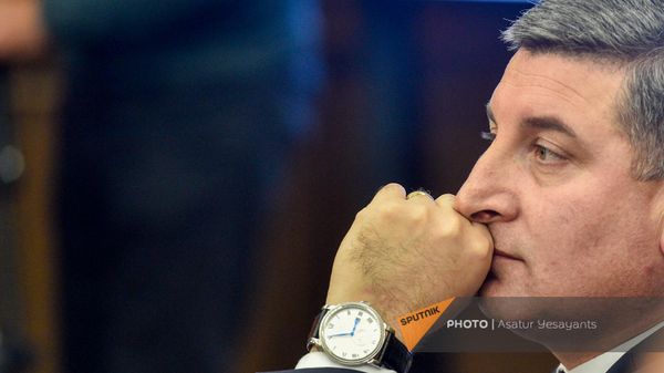 Министр территориального управления и инфраструктур Гнел Саносян на обсуждении бюджета 2024 года в парламенте (2 ноября 2023). Еревaн - Sputnik Армения