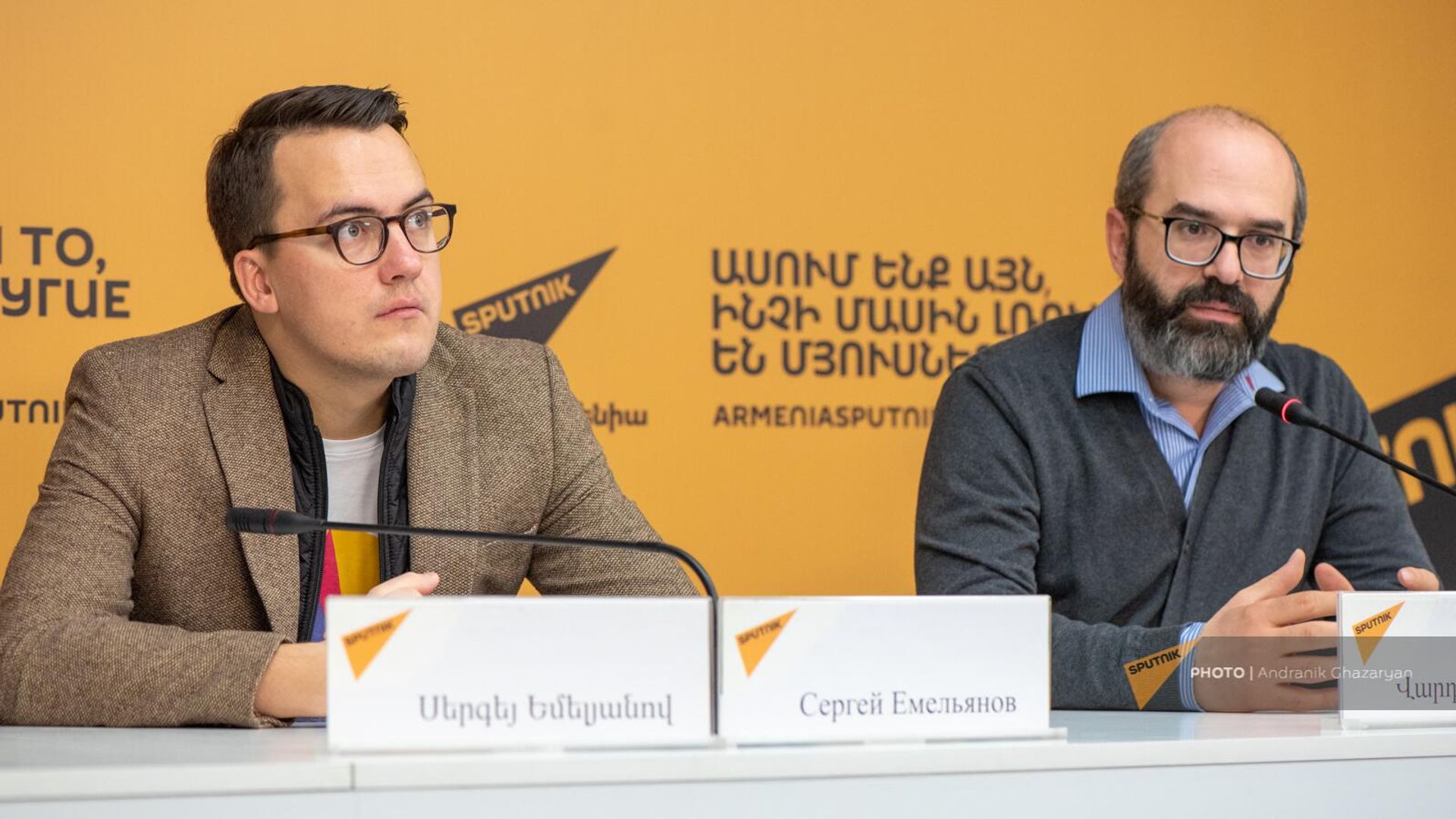 Директор театра им. Сундукяна Вардан Мкртчян и директор Александринского театра Сергей Емельянов на пресс-конференции в преддверии гастролей Александринского театра в Армении (3 ноября 2023). Еревaн - Sputnik Արմենիա, 1920, 03.11.2023