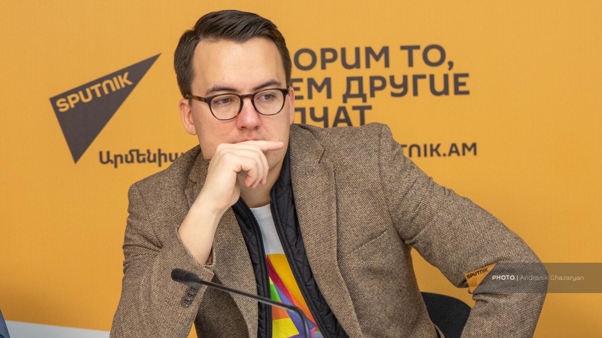 Директор Александринского театра Сергей Емельянов на пресс-конференции в преддверии гастролей Александринского театра в Армении (3 ноября 2023). Еревaн Директор Александринского театра Сергей Емельянов на пресс-конференции в преддверии гастролей Александринского театра в Армении (3 ноября 2023). Еревaн - Sputnik Армения, 1920, 03.11.2023