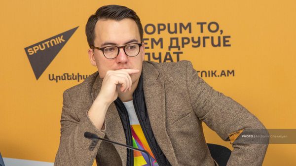 Директор Александринского театра Сергей Емельянов на пресс-конференции в преддверии гастролей Александринского театра в Армении (3 ноября 2023). Еревaн - Sputnik Армения