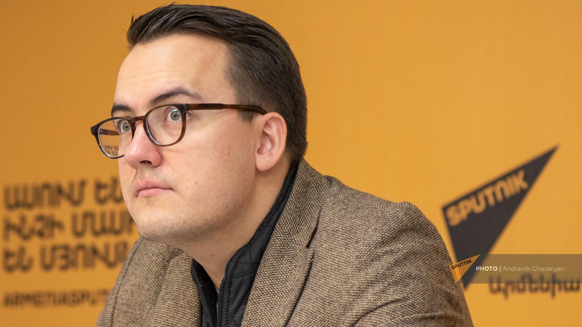 Директор Александринского театра Сергей Емельянов на пресс-конференции в преддверии гастролей Александринского театра в Армении (3 ноября 2023). Еревaн Директор Александринского театра Сергей Емельянов на пресс-конференции в преддверии гастролей Александринского театра в Армении (3 ноября 2023). Еревaн - Sputnik Армения, 1920, 03.11.2023