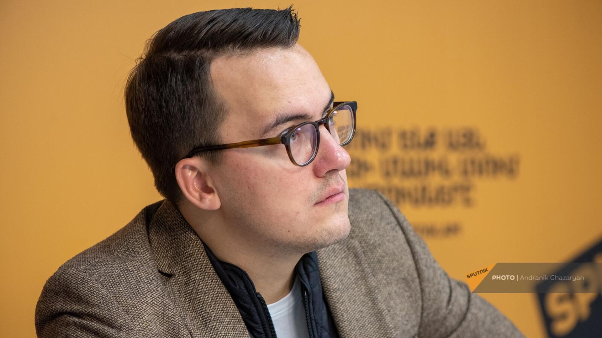 Директор Александринского театра Сергей Емельянов на пресс-конференции в преддверии гастролей Александринского театра в Армении (3 ноября 2023). Еревaн - Sputnik Արմենիա, 1920, 03.11.2023