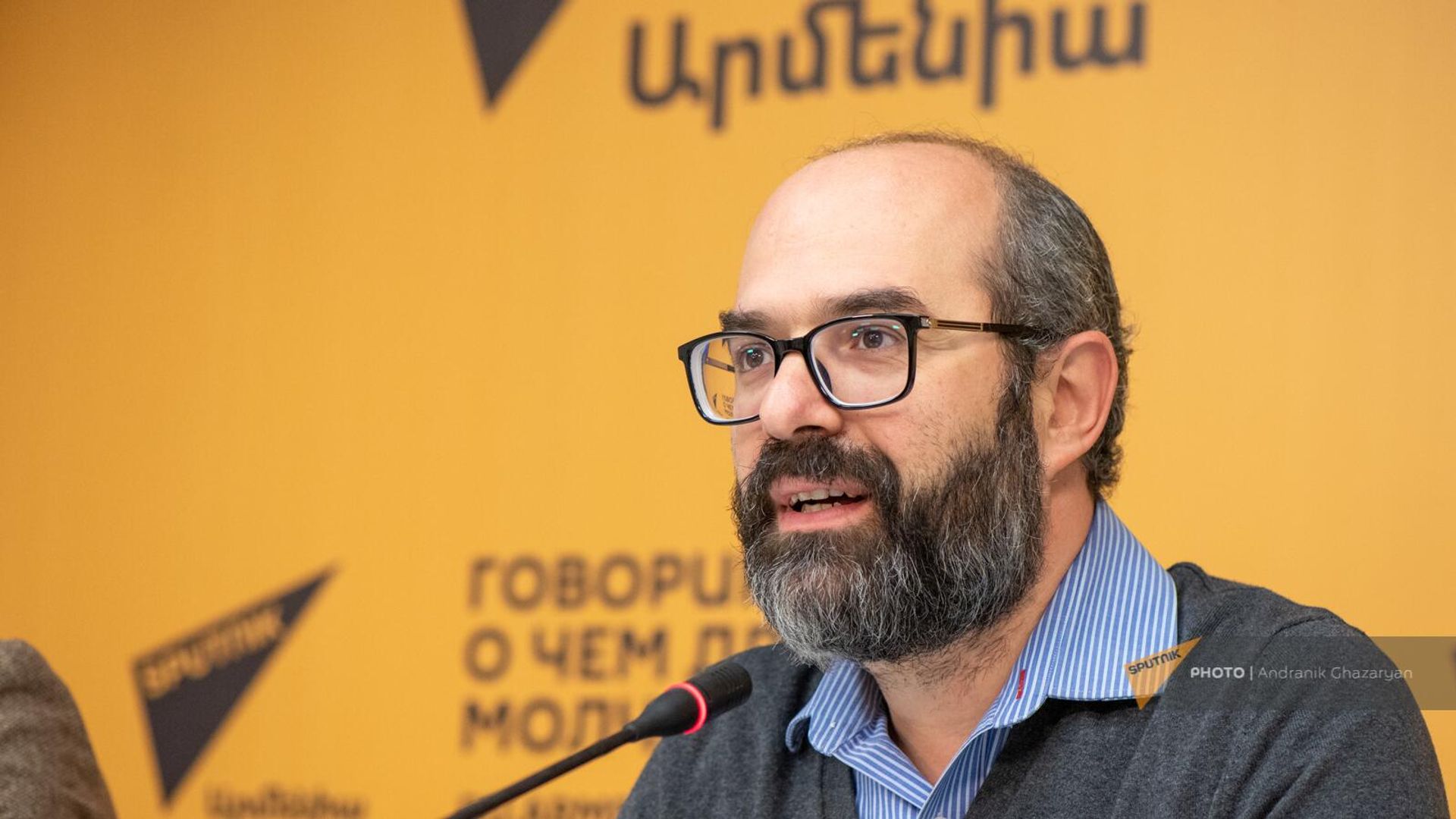 Директор театра им. Сундукяна Вардан Мкртчян на пресс-конференции в преддверии гастролей Александринского театра в Армении (3 ноября 2023). Еревaн - Sputnik Արմենիա, 1920, 03.11.2023