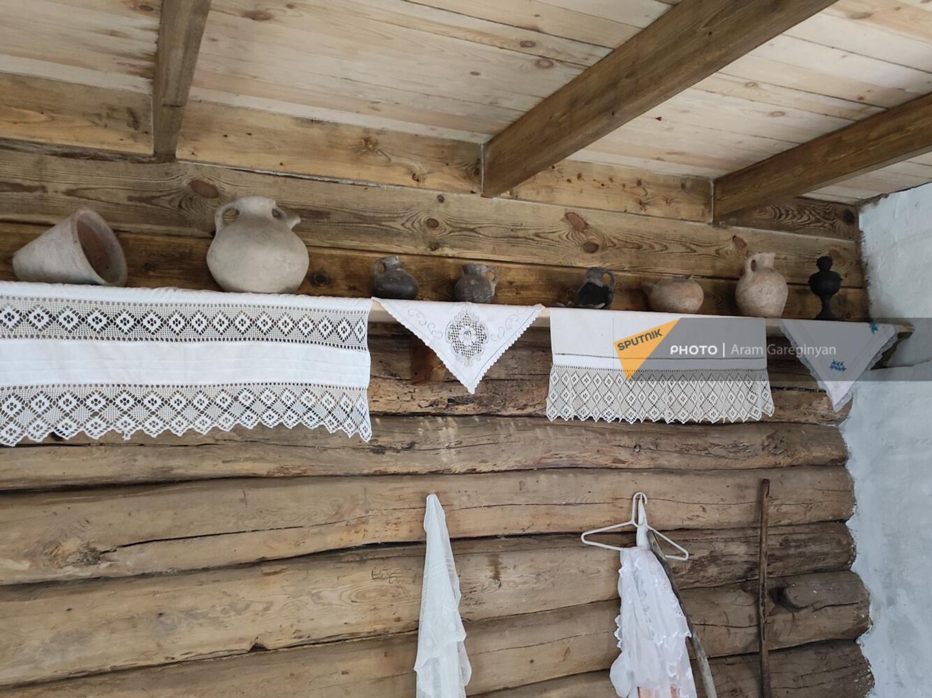 Кувшины из Карабаха в доме в селе Фиолетово Кувшины из Карабаха в доме в селе Фиолетово - Sputnik Армения, 1920, 03.11.2023