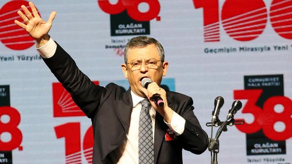 Кандидат в президенты от Народно-Республиканской партии (НРП) Озгур Озел выступает с речью на 38-м очередном съезде партии (4 ноября 2023). Анкарa - Sputnik Армения