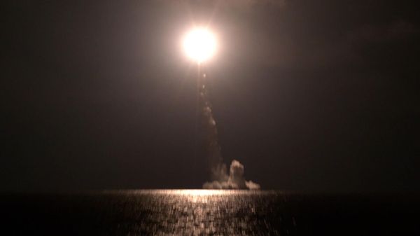Испытательный пуск баллистической ракеты морского базирования Булава - Sputnik Армения