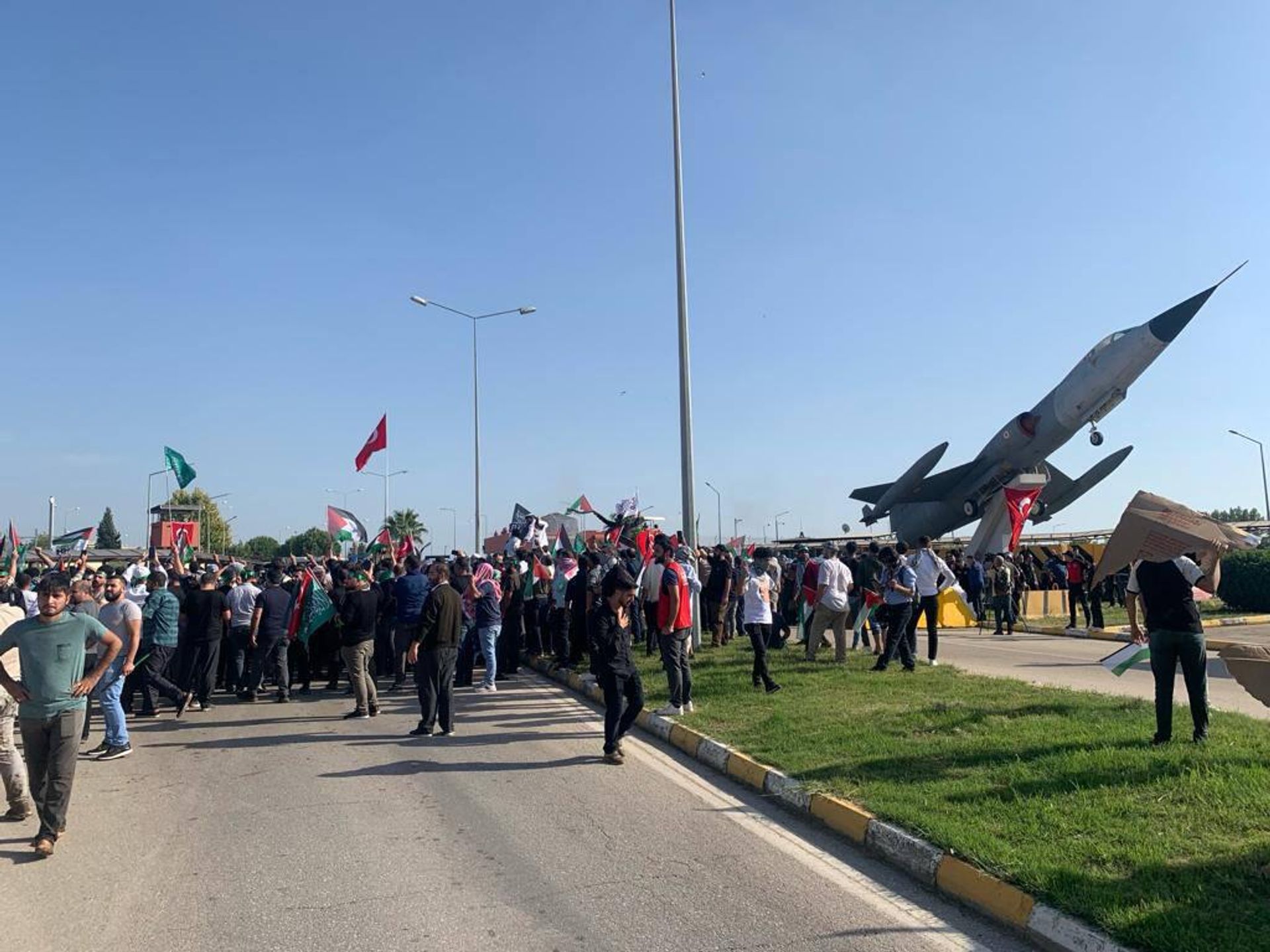 Полиция в Турции применила слезоточивый газ и водометы против демонстрантов, попытавшихся проникнуть на американскую военную базу Инджирлик - Sputnik Армения, 1920, 05.11.2023