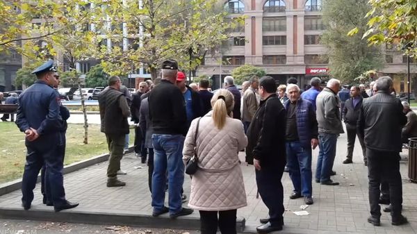 Карабахцы у здания Министерства труда и социальных вопросов (6 ноября 2023). Еревaн - Sputnik Армения
