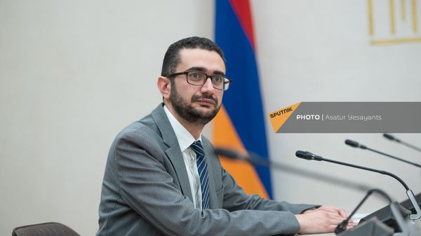 Начальник службы миграции и гражданства Министерства внутренних дел Армен Казарян на заседании постоянной комиссии по вопросам обороны и безопасности (6 ноября 2023). Еревaн - Sputnik Армения