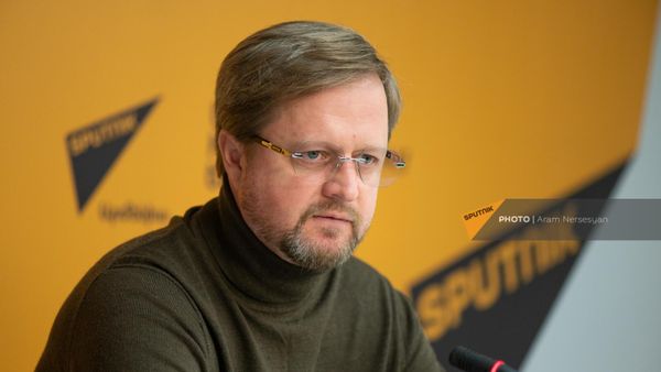 Пресс-конференция пятикратного чемпиона Армении по фигурному катанию, призера Гран-при НПА Трофи Вазгена Азрояна в мультимедийном пресс-центре Sputnik (6 ноября 2023). Еревaн - Sputnik Армения