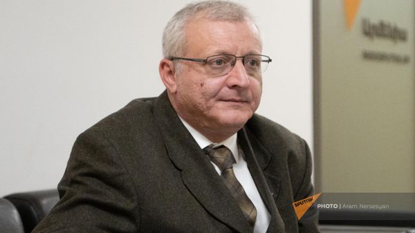 Политический аналитик Сурен Суренянц в гостях радио Sputnik - Sputnik Армения
