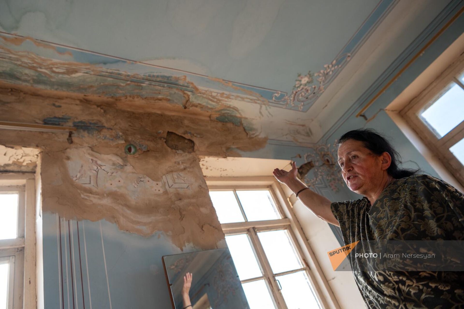 Вынужденная переселенка из Аскеранского района Нагорного Карабаха Гюлум Балаян показывает дом в селе Чинари Тавушской области - Sputnik Армения, 1920, 09.11.2023