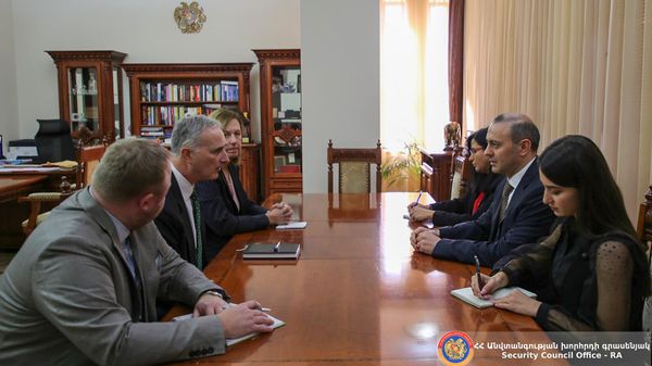 Секретарь Совета безопасности Армен Григорян принял старшего советника США по кавказским переговорам, сопредседателя Минской группы ОБСЕ от США Луи Боно (8 ноября 2023). Еревaн - Sputnik Армения