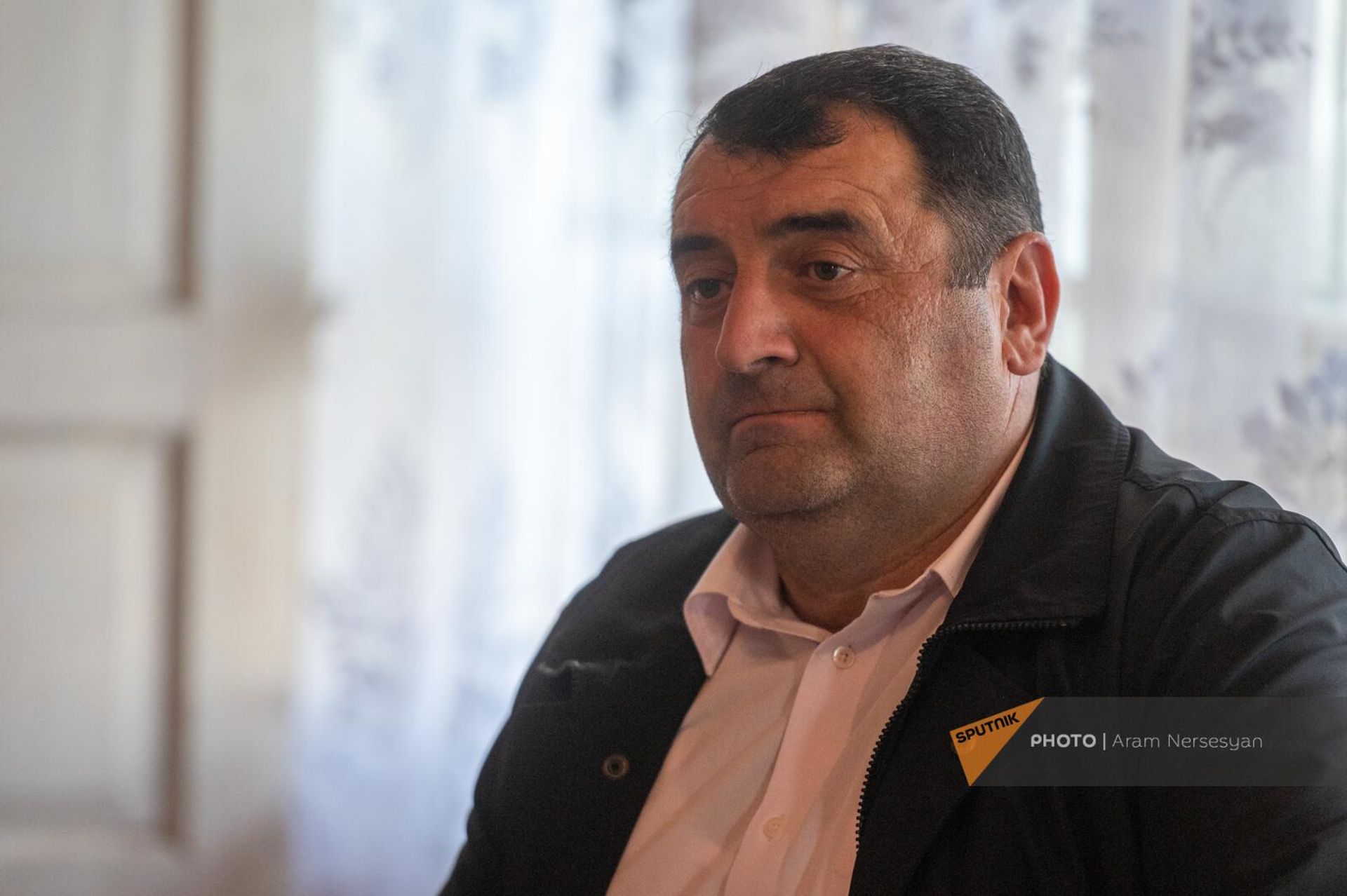 Глава сельской администрации Арцваберда Левон Мадян в доме семьи Яхубянов - Sputnik Արմենիա, 1920, 09.11.2023