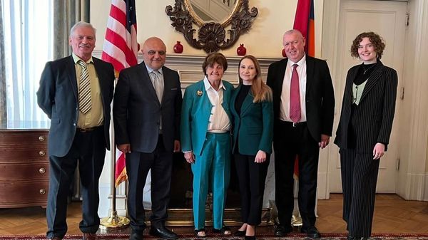 Посол Армении в США Лилит Макунц приняла члена Палаты лордов парламента Великобритании, баронессу Кэролайн Кокс (8 ноября 2023). Вашингтон - Sputnik Армения