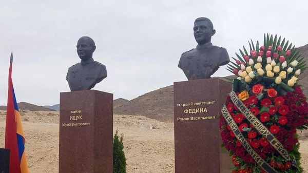 Российские военнослужащие, представители Минобороны РА, губернатор Араратской области возложили венки и цветы к бюстам сбитых азербайджанцами 9.11.2020г. российских военных летчиков (9 ноября 2023). Ерасх - Sputnik Армения