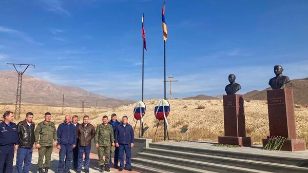 Российские военнослужащие, представители Минобороны РА, губернатор Араратской области возложили венки и цветы к бюстам сбитых азербайджанцами 9.11.2020г. российских военных летчиков (9 ноября 2023). Ерасх - Sputnik Армения