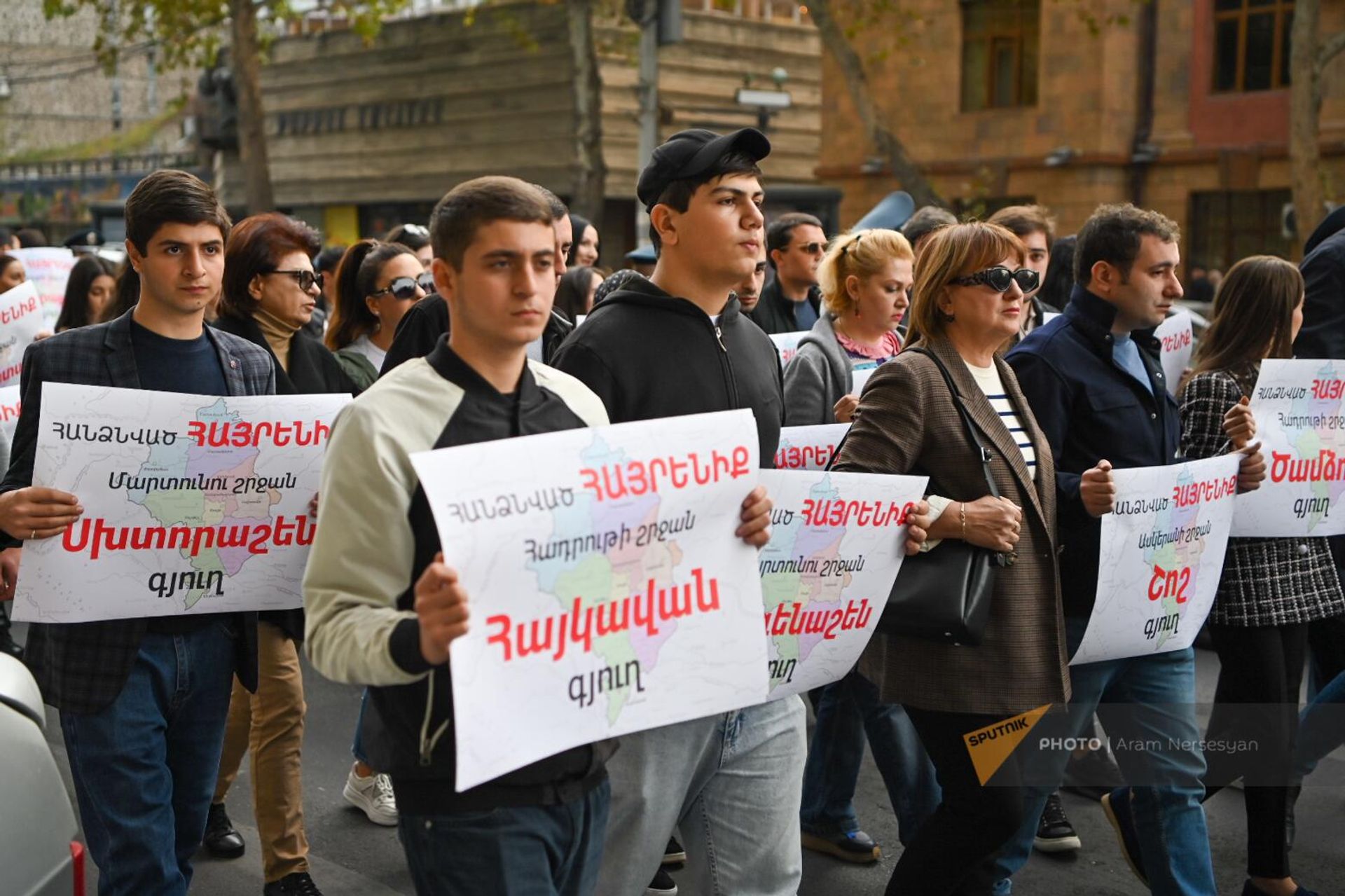 Молодежное крыло РПА провело шествие против действий властей и сдачи Нагорного Карабаха (9 ноября 2023). Еревaн - Sputnik Արմենիա, 1920, 09.11.2023