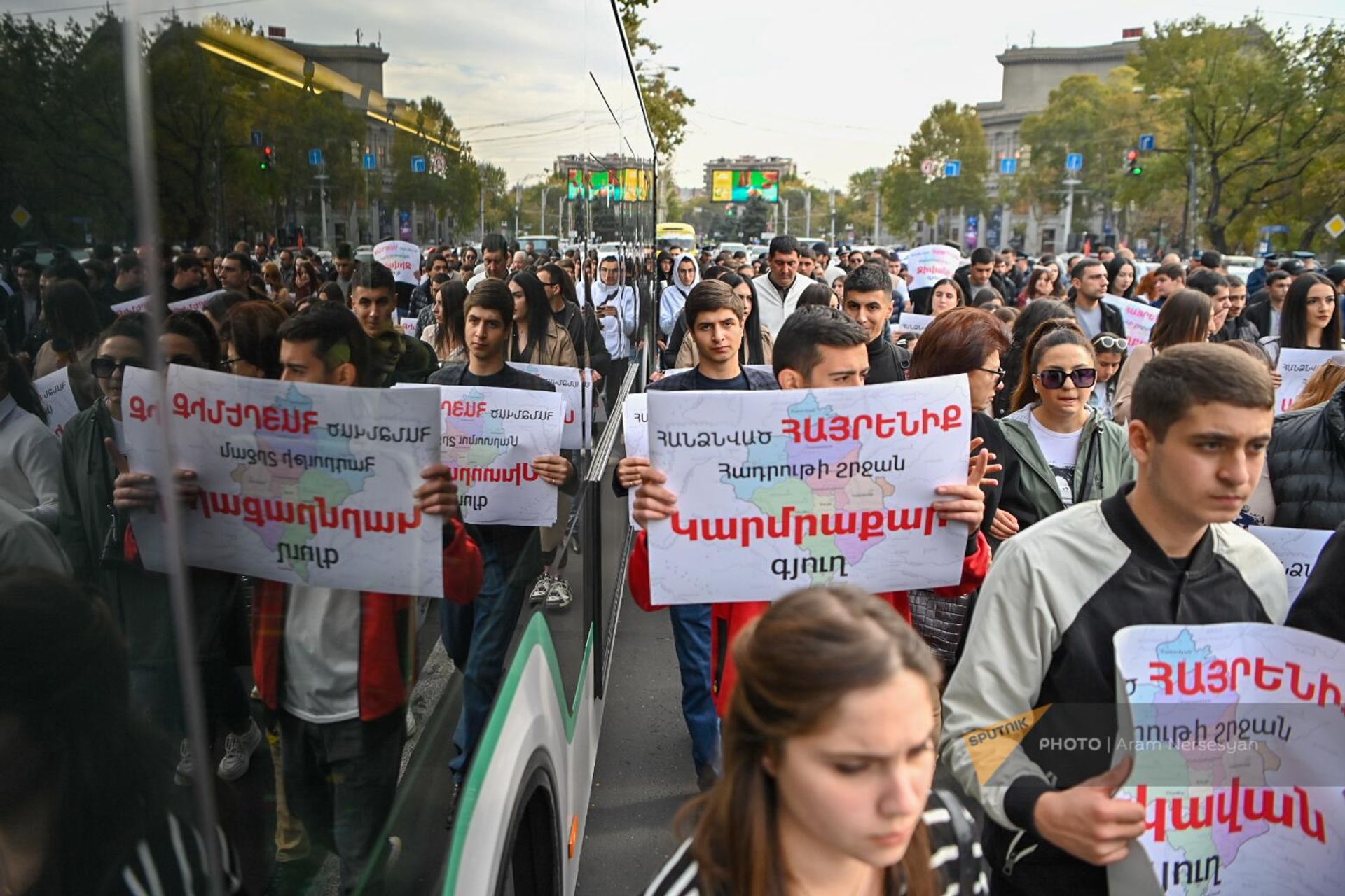 Молодежное крыло РПА провело шествие против действий властей и сдачи Нагорного Карабаха (9 ноября 2023). Еревaн - Sputnik Արմենիա, 1920, 09.11.2023