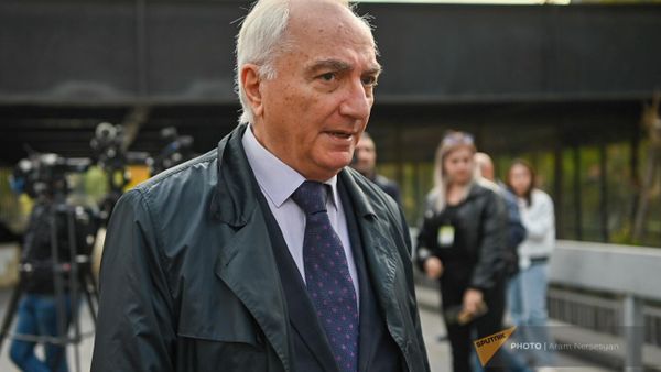 Альтернативное общественно-политическое движение ''Вместе проводит собрание у резиденции президента (9 ноября 2023). Еревaн - Sputnik Армения