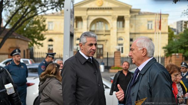 Альтернативное общественно-политическое движение ''Вместе проводит собрание у резиденции президента (9 ноября 2023). Еревaн - Sputnik Армения