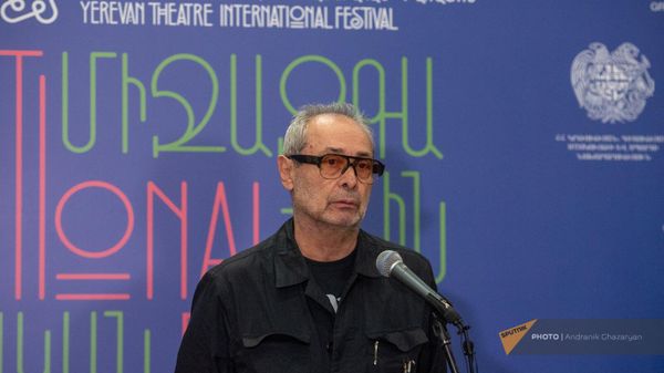 Худрук Александринского театра Валерий Фокин во время брифинга, посвященного участию Александринского театра в Ереванском международном театральном фестивале (9 ноября 2023). Еревaн - Sputnik Армения